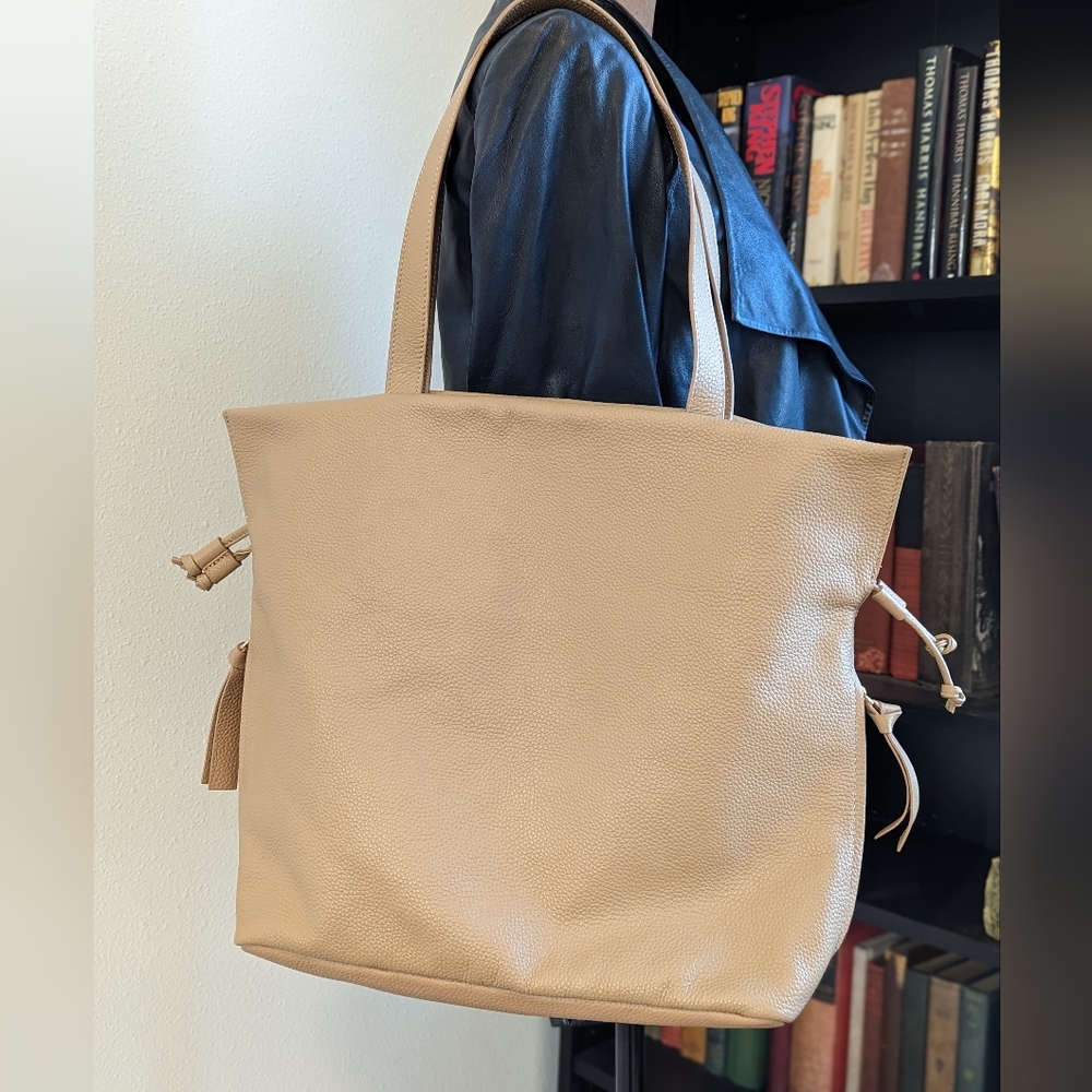 Tote Le Monde Roma Cinch Tan